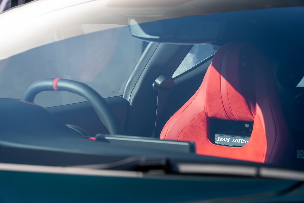 Dettaglio interni auto di lusso — lavorazione artigianale