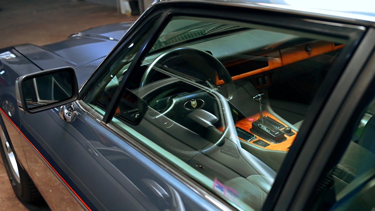 Dettaglio interni auto con finiture pregiate