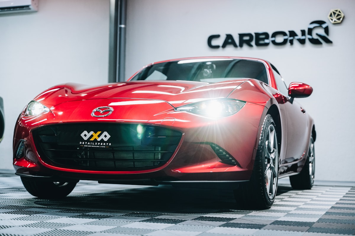 Auto sportiva dettagliata nel laboratorio moderno